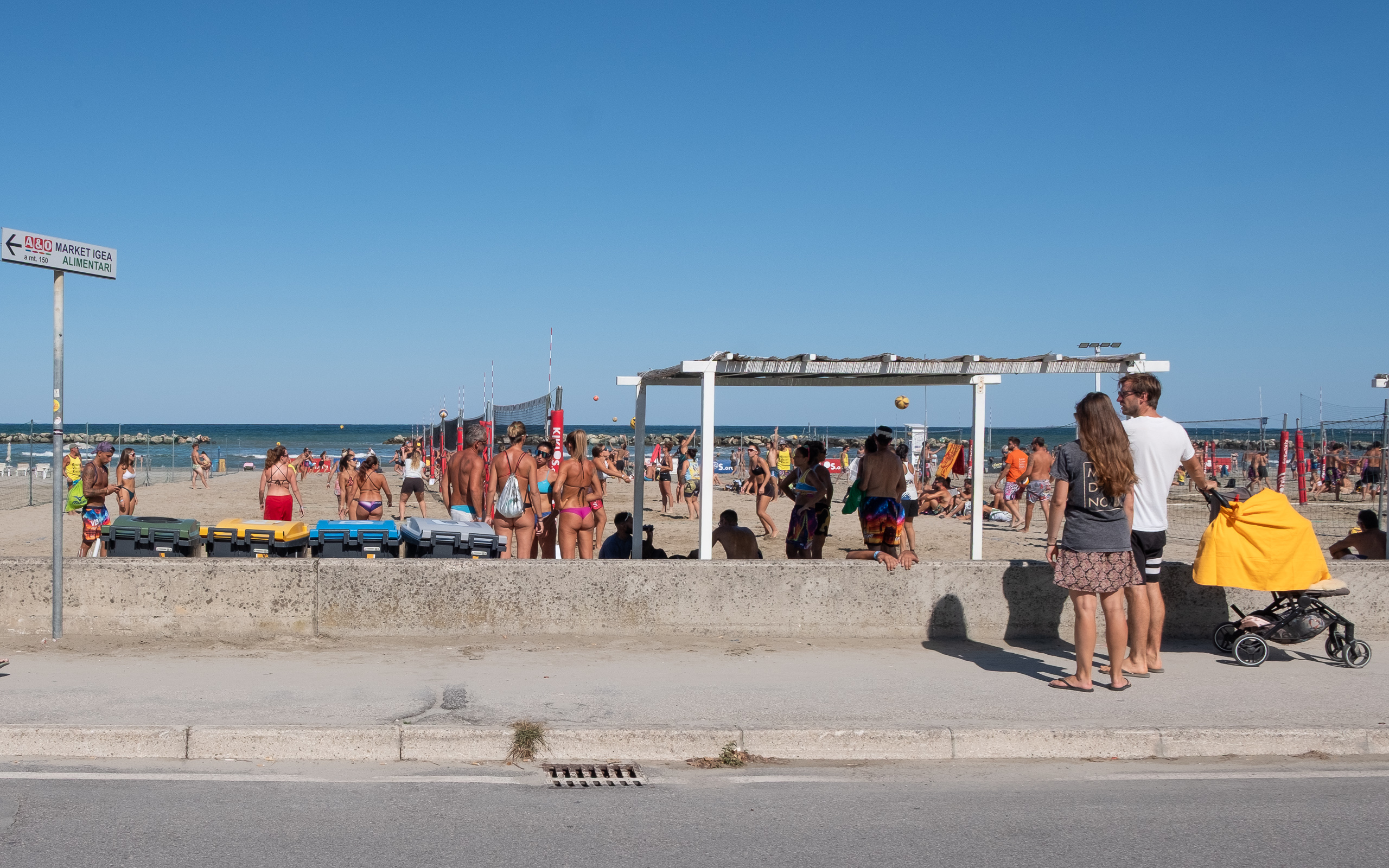 Beachvolleyball in Igea Marina – voller Strand, laute Stimmung